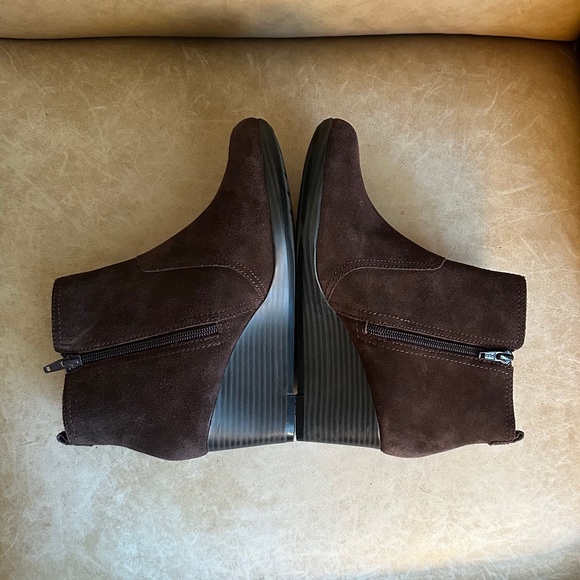 Clarks Crystal Quartz Women's Brown Suede Wedge Ankle Boots 8.5 Winter Casual - Picture 6 of 12